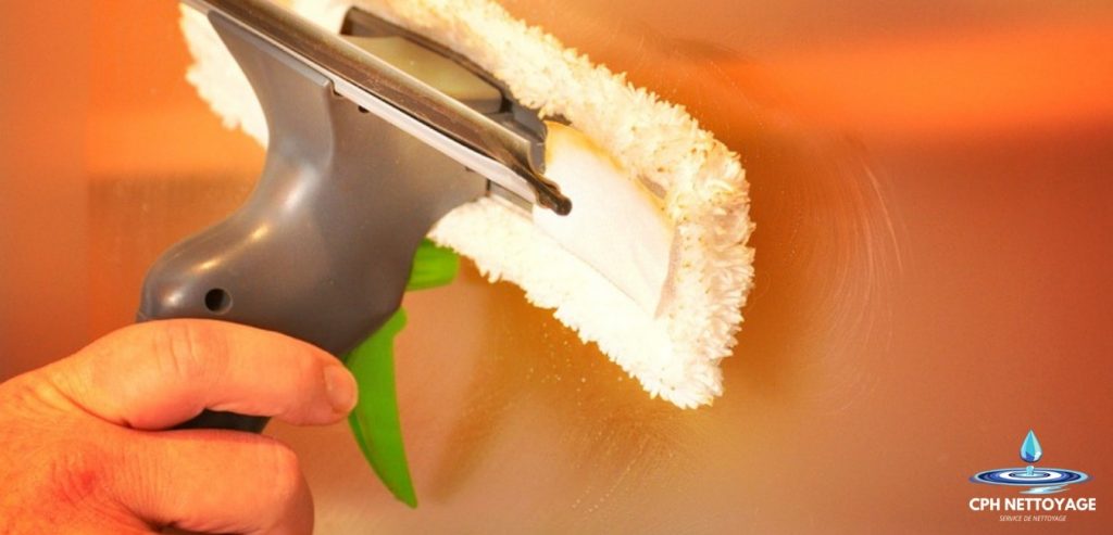 nettoyage vitres avec raclette