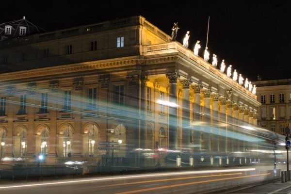 tramway passant dans rue de bordeaux